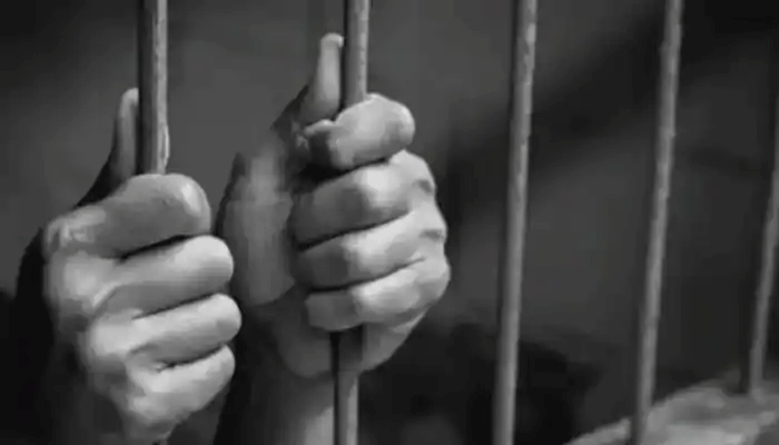 Crime News: ഭാര്യയുടെ Idea, മരിച്ചെന്ന രേഖകള് നല്കി കൊലക്കേസ് പ്രതി പോലീസിനെ കബളിപ്പിച്ചത് 16 വര്ഷം..!! Crime News: ഭാര്യയുടെ Idea, മരിച്ചെന്ന രേഖകള് നല്കി കൊലക്കേസ് പ്രതി പോലീസിനെ കബളിപ്പിച്ചത് 16 വര്ഷം..!!