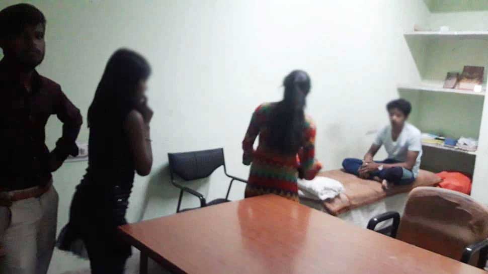 Viral News: Indore ലെ Mortuary ൽ പെൺകുട്ടികളുമായി തെറ്റായ വ്യവഹാരം; 2 ജീവനക്കാരെ പിരിച്ചുവിട്ടു Viral News: Indore ലെ Mortuary ൽ പെൺകുട്ടികളുമായി തെറ്റായ വ്യവഹാരം; 2 ജീവനക്കാരെ പിരിച്ചുവിട്ടു