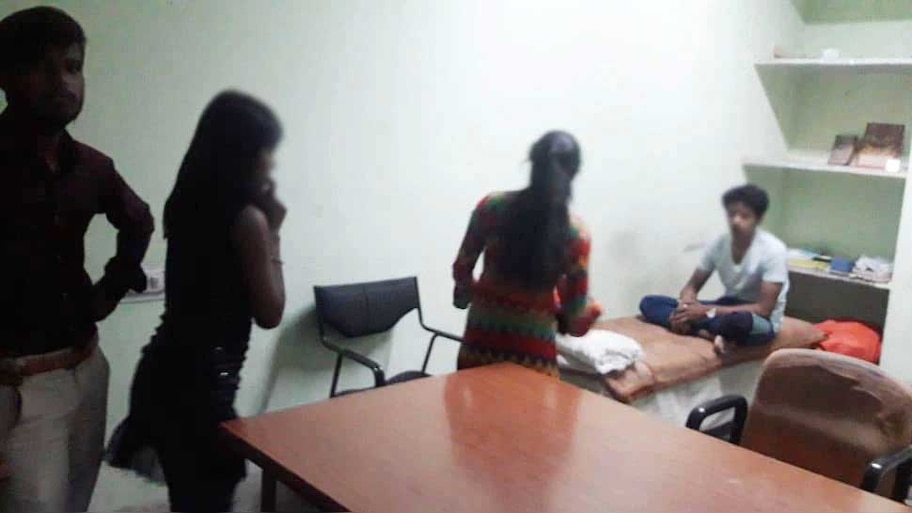 Viral News: Indore ലെ Mortuary ൽ  പെൺകുട്ടികളുമായി തെറ്റായ വ്യവഹാരം;  2 ജീവനക്കാരെ പിരിച്ചുവിട്ടു