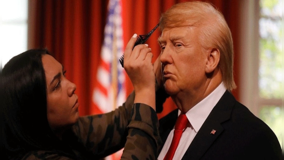 Donald Trump: ജനരോക്ഷം പ്രതിമയോട്,  ട്രംപിന്‍റെ മെഴുകു പ്രതിമ ഇടിച്ചു തകര്‍ത്ത് ജനങ്ങള്‍ 