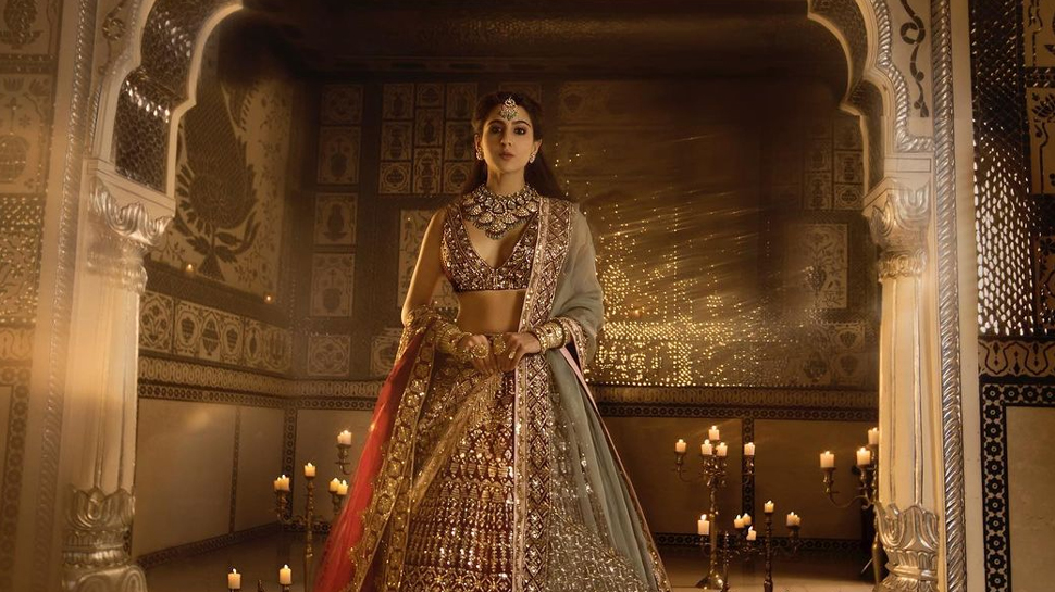 Manish Malhotra യുടെ പുതിയ വിവാഹ വസ്ത്രത്തിൽ അതിസുന്ദരിയായ മണവാട്ടിയായി Sara Ali Khan Manish Malhotra യുടെ പുതിയ വിവാഹ വസ്ത്രത്തിൽ അതിസുന്ദരിയായ മണവാട്ടിയായി Sara Ali Khan
