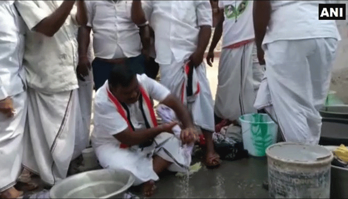 Assembly Elections 2021: വോട്ടിനായി തുണിയലക്കിയും പാത്രം കഴുകിയും സ്ഥാനാര്ഥികള്...!! വൈറലായി തമിഴ് നാട്ടില് നിന്നുള്ള വീഡിയോ Assembly Elections 2021: വോട്ടിനായി തുണിയലക്കിയും പാത്രം കഴുകിയും സ്ഥാനാര്ഥികള്...!! വൈറലായി തമിഴ് നാട്ടില് നിന്നുള്ള വീഡിയോ