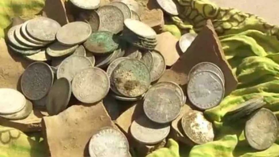 Vastu Tips: റോഡിൽ വീണു കിടക്കുന്ന കാശ് എടുക്കണോ വേണ്ടയോ? ഫലം എന്താണ് അറിയാം..