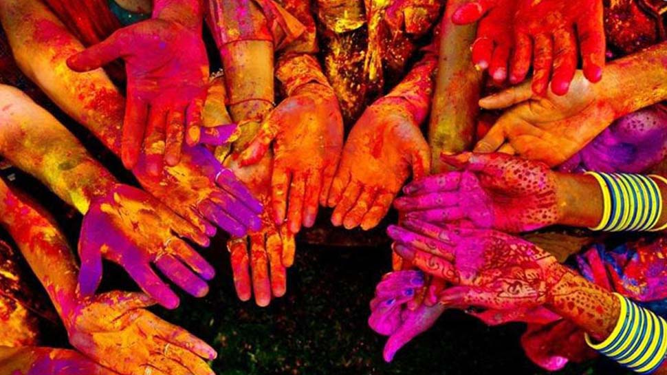 Holi 2021 : അത്രയക്ക് കളർഫുൾ ആകാതെ രാജ്യം ഇന്ന് ഹോളി ആഘോഷിക്കുന്നു, നിറങ്ങളുടെ ആഘോഷത്തെ സാമൂഹിക അകലത്തിൽ നിർത്തി കോവിഡിന്റെ രണ്ടാം തരംഗം Holi 2021 : അത്രയക്ക് കളർഫുൾ ആകാതെ രാജ്യം ഇന്ന് ഹോളി ആഘോഷിക്കുന്നു, നിറങ്ങളുടെ ആഘോഷത്തെ സാമൂഹിക അകലത്തിൽ നിർത്തി കോവിഡിന്റെ രണ്ടാം തരംഗം