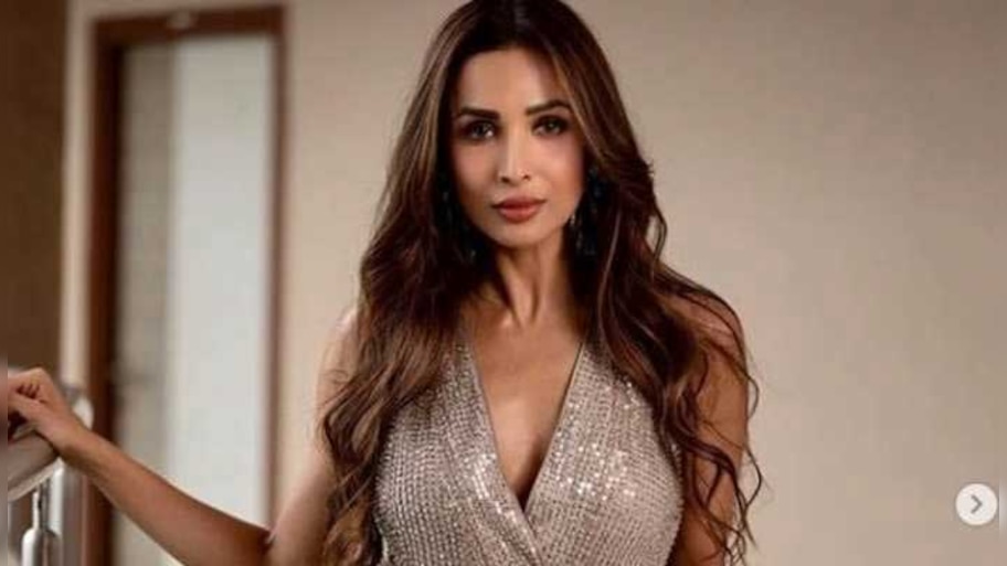 ആരാധകരെ അത്ഭുതപ്പെടുത്തിക്കൊണ്ട് Malaika Arora യുടെ ചക്രാസനം വൈറലാകുന്നു