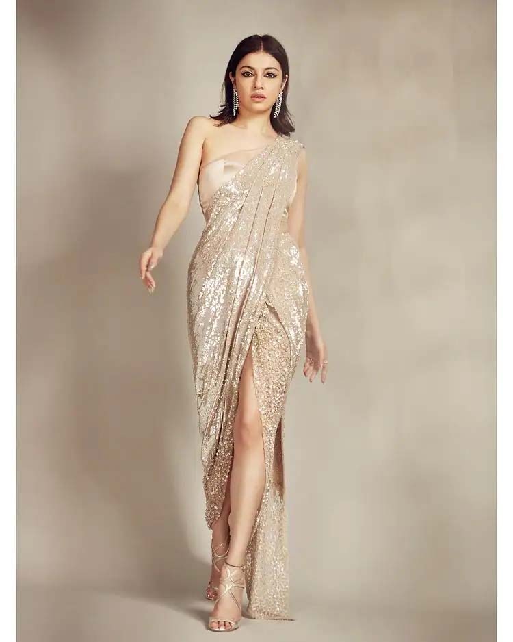 Divya Khosla Kumar in Thigh-High Slit Saree Gown, stunning look viral | ഫാഷന്‍ ലോകത്ത് തരംഗമായി Thigh-High Slit Saree Gown, ചിത്രങ്ങള്‍ കാണാം | News in Malayalam