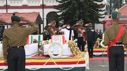 ബിപിൻ റാവത്തിനും ഭാര്യയ്ക്കും സൈനികർക്കും അന്ത്യാഞ്ജലി അർപ്പിച്ച് എംകെ സ്റ്റാലിൻ