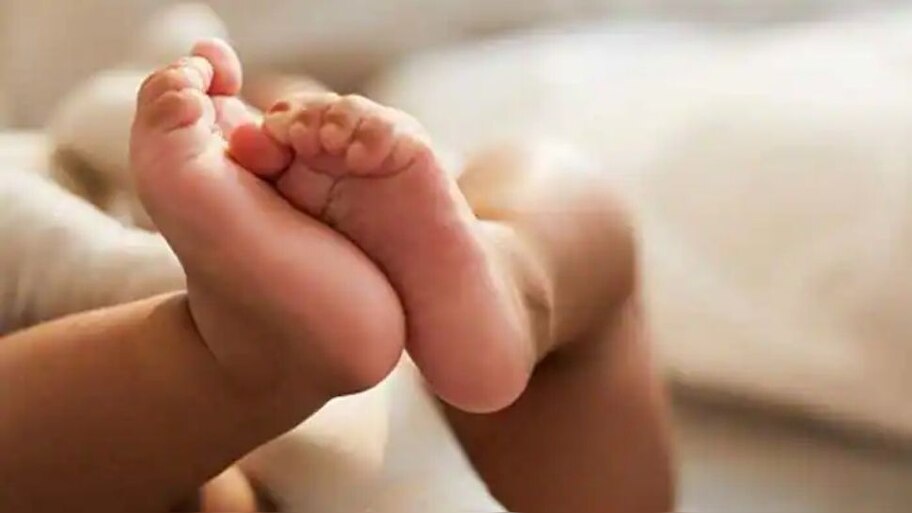 mother wrapped the newborn baby in a plastic bag and threw it into the ...