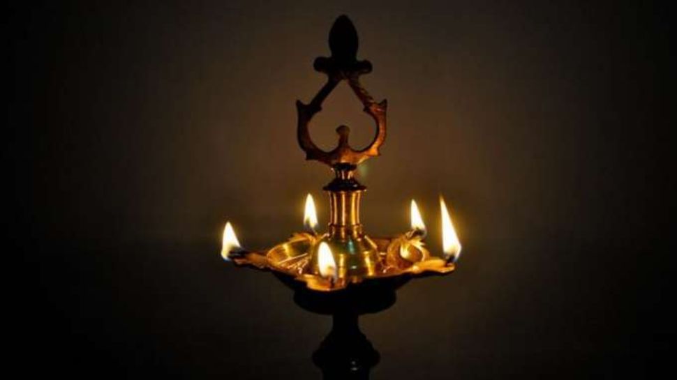 vastu tips for home place for keeping lamps വീട്ടിൽ വിളക്ക് എവിടെ
