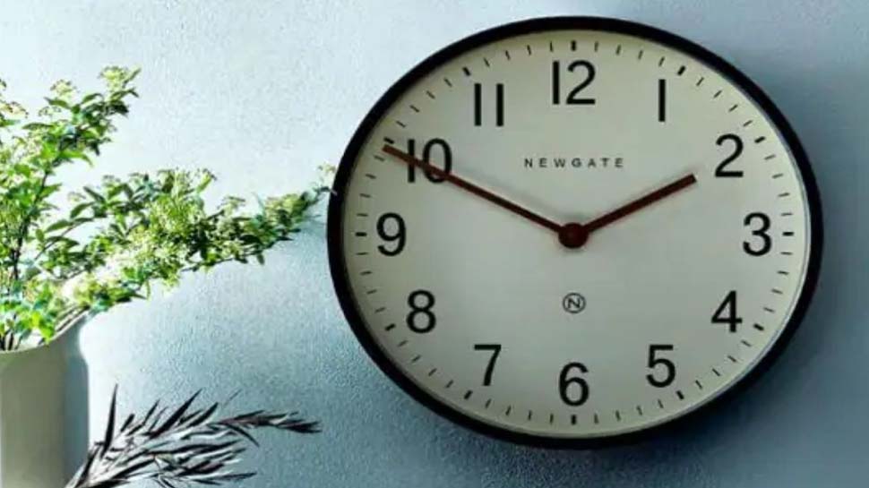 Vastu Tips for Clocks do not put damaged wall clock in the house know