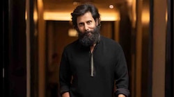 കട്ട താടിയും ബ്ലാക്ക് കോസ്റ്റ്യൂമും; മാസ് ലുക്കിൽ ചിയാൻ വിക്രം; കാണാം ചിത്രങ്ങൾ