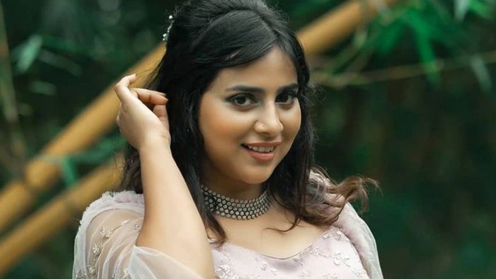 Actress Anna Rajan Got Locked in Aluva VI Office Due Clash With Staffs ...