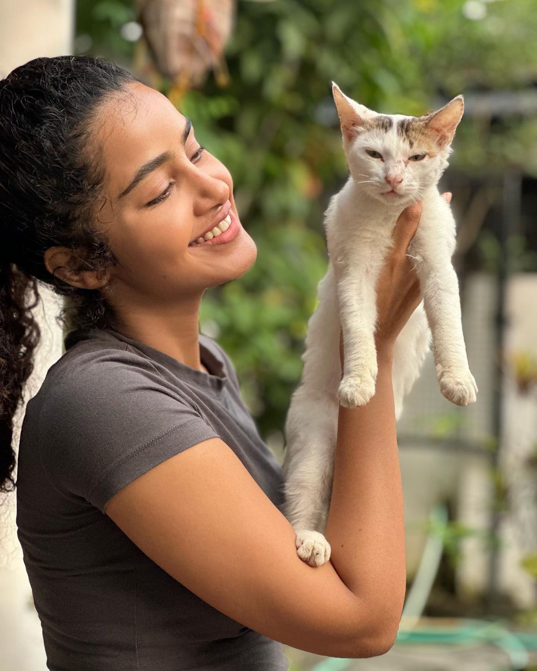 Anupama Parameswaran with her Favourite Pet on her Hand | ഇതാണ് അനുപമയുടെ  ഫേവറിറ് പെറ്റ്| News in Malayalam