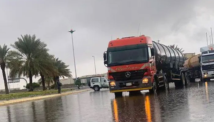 Saudi: സൗദി അറേബ്യയിൽ ബുധനാഴ്ചവരെ കനത്ത മഴയ്ക്ക് സാധ്യത Saudi: സൗദി അറേബ്യയിൽ ബുധനാഴ്ചവരെ കനത്ത മഴയ്ക്ക് സാധ്യത