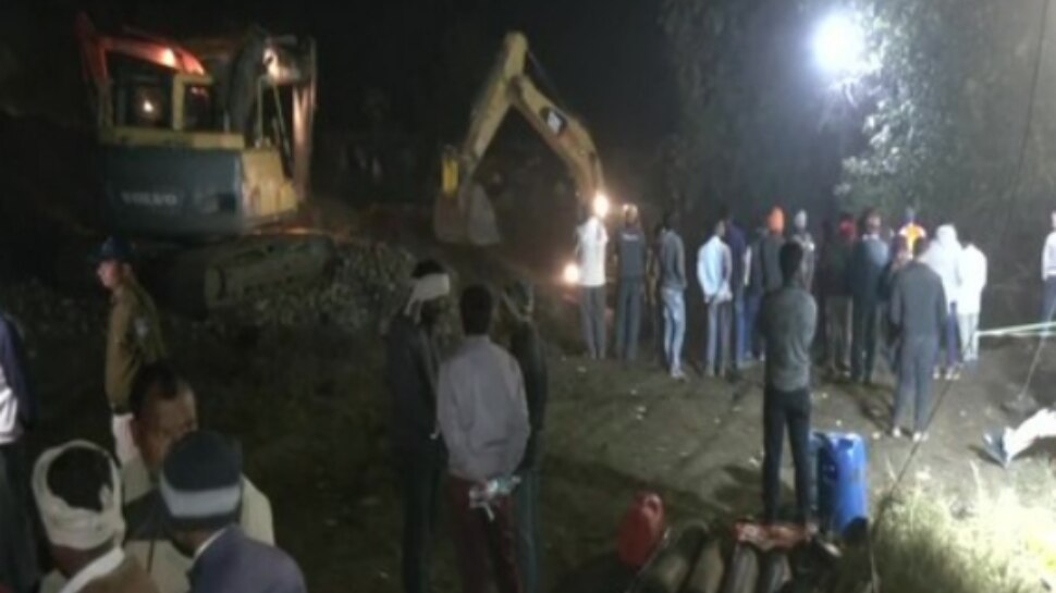 Rescue Operations Underway To Save 8 Year Old Boy Fell Into Deep Borewell In Madhya Pradesh 6418