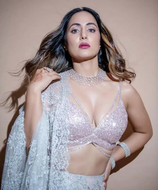 Hina Khan In Hot Plunging Blouse With Lace Lehenga See Sexy Pics Hina Creates New Sensation In 