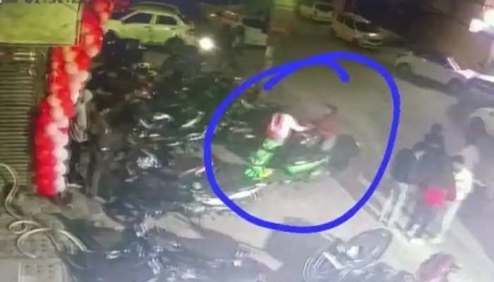 Delhi Girl dragging case shocking revelation CCTV footage shows presence of another girl that night |  Delhi Girl dragging Case: Decisive turn in the case of the girl being dragged by car, 2 girls were traveling on a scooty..!!