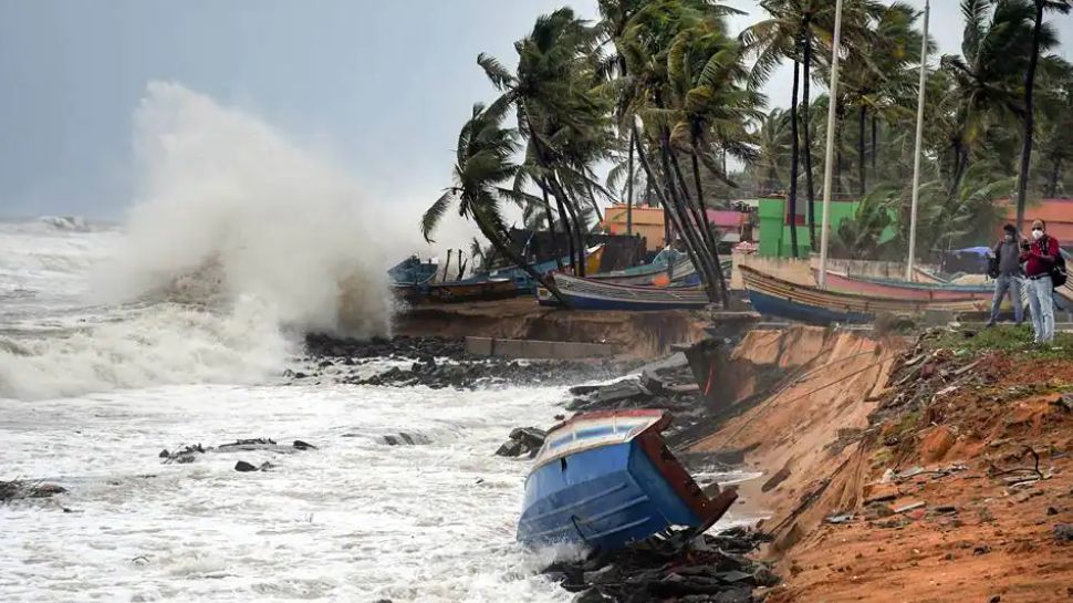 Coastal erosion: സംസ്ഥാനത്ത് ഉയർന്ന തിരമാലയ്ക്കും കടലാക്രമണത്തിനും സാധ്യത; ജാഗ്രത മുന്നറിയിപ്പ് Coastal erosion: സംസ്ഥാനത്ത് ഉയർന്ന തിരമാലയ്ക്കും കടലാക്രമണത്തിനും സാധ്യത; ജാഗ്രത മുന്നറിയിപ്പ്