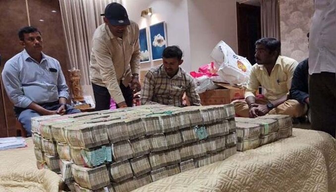 Bribe Case Update: 40 ലക്ഷമല്ല, ബിജെപി എംഎൽഎയുടെ മകന്‍റെ വീട്ടില്‍നിന്ന് കണ്ടെത്തിയത് കോടികളുടെ നോട്ട് കൂമ്പാരം...!! 