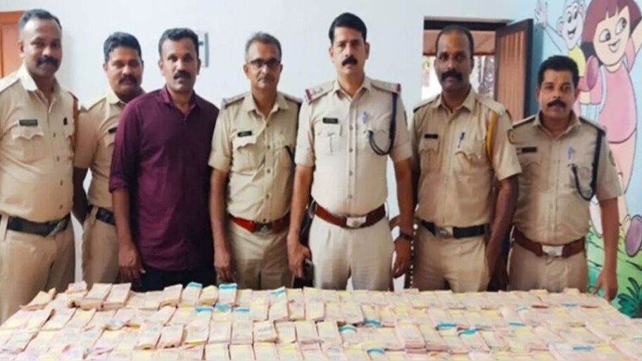 Police seized huge collection of banned notes of rupees 1000 from ...