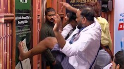 Bigg Boss Malayalam 5 : അഞ്ചൂസ് കക്കൂസിൽ ഇരിക്കുമ്പോൾ വാതിൽ ചവിട്ടി പൊളിച്ച് ഒമർ ലുലു; ബിഗ് ബോസിലെ കളി കാര്യമാകുന്നു?