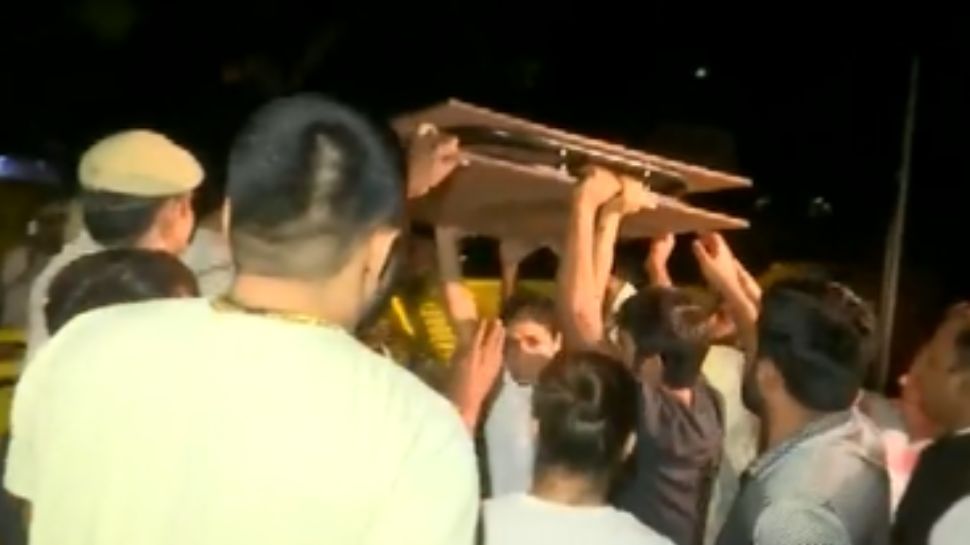 A scuffle breaks out between protesting wrestlers and Delhi Police at ...
