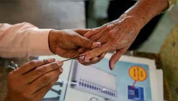 Karnataka Election 2023: വിധിയെഴുതാൻ ക‍ർണാടക; വോട്ടെടുപ്പ് 224 മണ്ഡലങ്ങളിലേക്ക്; പോളിം​ഗ് ബൂത്തുകളിൽ കർശന സുരക്ഷ