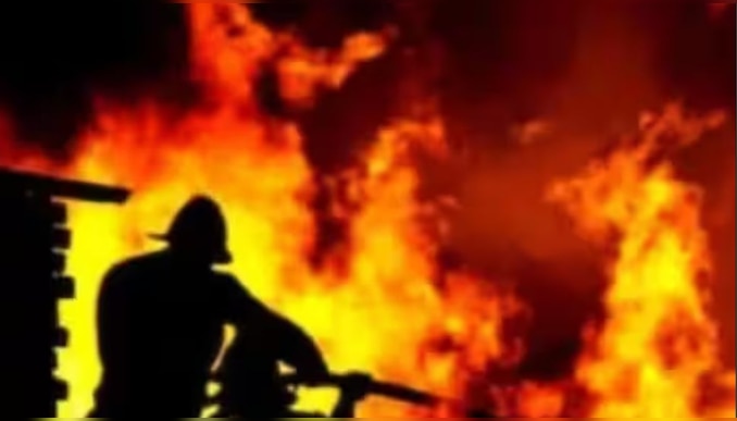 Fire broke out near Kochi Infopark: കൊച്ചി ഇൻഫോപാർക്കിന് സമീപം വൻ തീപിടുത്തം; കെട്ടിടത്തിന്റെ 3 നിലകൾ പൂർണമായി കത്തി നശിച്ചു