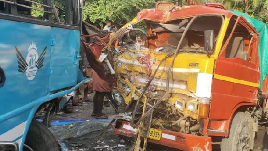 Accident: പത്തനംതിട്ട കോന്നിയിൽ ബസും ടിപ്പർ ലോറിയും കൂട്ടിയിടിച്ച് അപകടം; ടിപ്പർ ഡ്രൈവർ മരിച്ചു