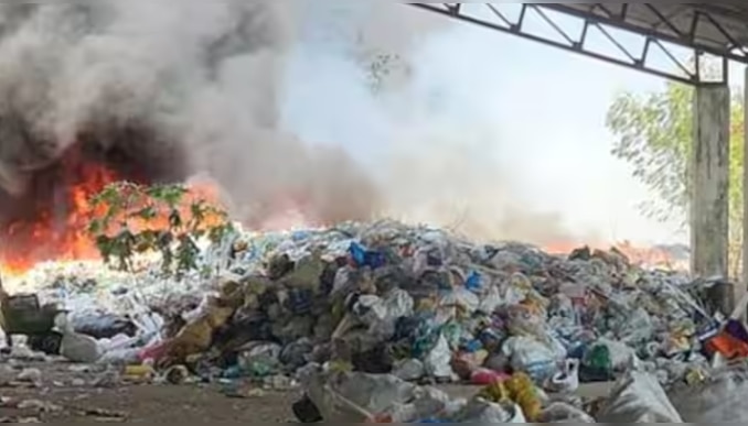 കണ്ണൂരിന് പിന്നാലെ കാഞ്ഞങ്ങാട് ട്രഞ്ചിംഗ് ഗ്രൗണ്ടിലും തീപിടിത്തം