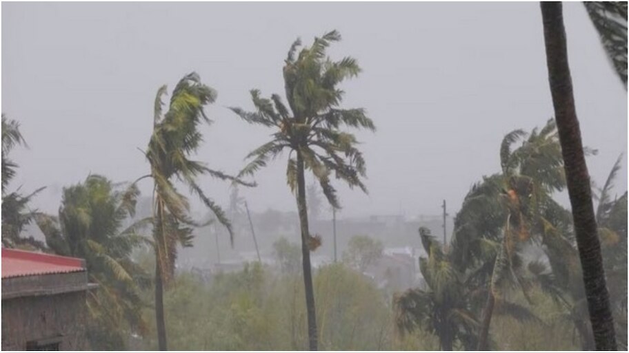 Kerala Weather Update: സംസ്ഥാനത്ത് വേനൽ മഴ തുടരും; നാല് ജില്ലകളിൽ ഇന്ന് യെല്ലോ അലർട്ട്