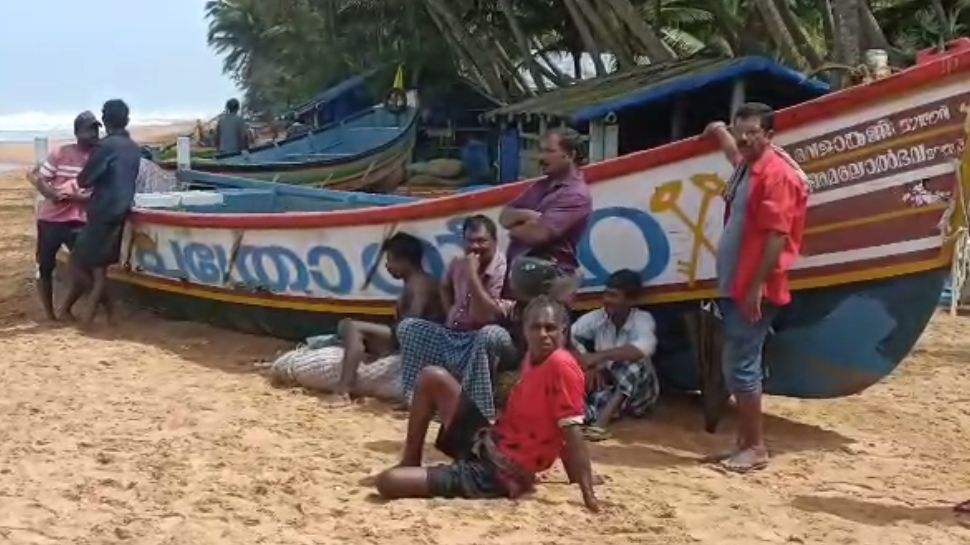 Fisherman goes missing after boat drown in Thumba തുമ്പയിൽ വള്ളം
