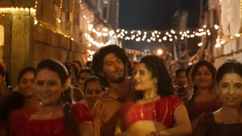 Kalapakkaara Video Song: റീലുകളിലെ തരംഗം, 'കലാപക്കാര' വീഡിയോ ഗാനമെത്തി; 'കിംഗ് ഓഫ് കൊത്ത' തിയേറ്ററുകളിൽ Kalapakkaara Video Song: റീലുകളിലെ തരംഗം, 'കലാപക്കാര' വീഡിയോ ഗാനമെത്തി; 'കിംഗ് ഓഫ് കൊത്ത' തിയേറ്ററുകളിൽ