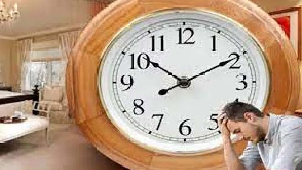 Do not put damaged wall clock in the house know the best direction to put a wall clock Wall