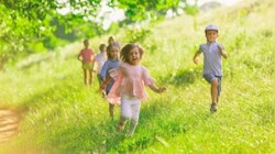 Physical Activity For Children: ബാല്യത്തിൽ കുട്ടികളുടെ വളർച്ചയിൽ നിർണായം; കുട്ടികൾ പുറത്ത് പോയി കളിക്കുന്നതിന്റെ ​ഗുണങ്ങൾ