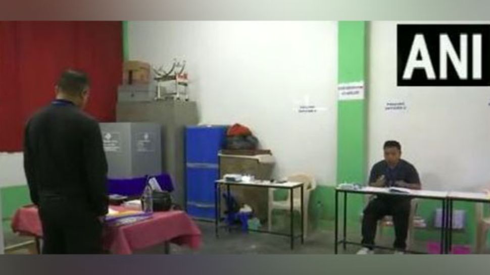 Mizoram Assembly Polls: ത്രികോണ പോരാട്ടത്തിനൊരുങ്ങി മിസോറാം; വോട്ടിംഗ് ആരംഭിച്ചു Mizoram Assembly Polls: ത്രികോണ പോരാട്ടത്തിനൊരുങ്ങി മിസോറാം; വോട്ടിംഗ് ആരംഭിച്ചു