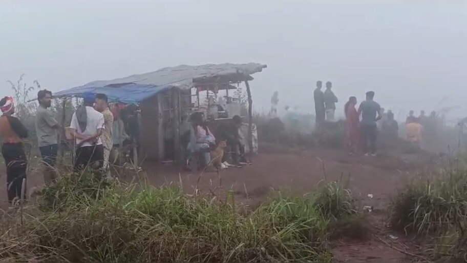 Kurumbalakotta: വയനാടിന്റെ ദൃശ്യഭംഗി, പെയ്തിറങ്ങുന്ന മഞ്ഞ്; സഞ്ചാരികളുടെ മനംകവര്‍ന്ന് കുറുമ്പാലക്കോട്ട