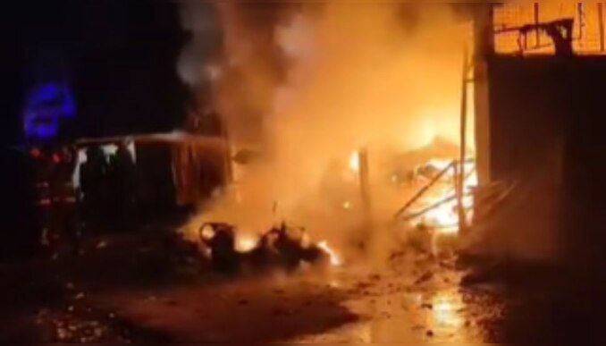 Fire Accident : തിരുവനന്തപുരത്ത് പടക്ക കടയ്ക്ക് തീപിടിച്ചു