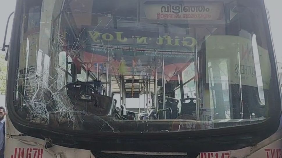 Bus Accident: അമിതവേഗതയിൽ സ്റ്റോപ്പിലേക്ക് ഇടിച്ചുകയറി ബസ്; വിദ്യാർഥിനിക്ക് ദാരുണാന്ത്യം Bus Accident: അമിതവേഗതയിൽ സ്റ്റോപ്പിലേക്ക് ഇടിച്ചുകയറി ബസ്; വിദ്യാർഥിനിക്ക് ദാരുണാന്ത്യം