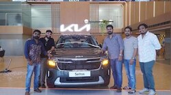 Gaurdan Movie : ഗിഫ്റ്റ് ട്രെൻഡ് മലയാളത്തിലും; ഗരുഡൻ സിനിമയുടെ സംവിധായകന് കാറ് സമ്മാനിച്ച് ലിസ്റ്റിൻ സ്റ്റീഫൻ