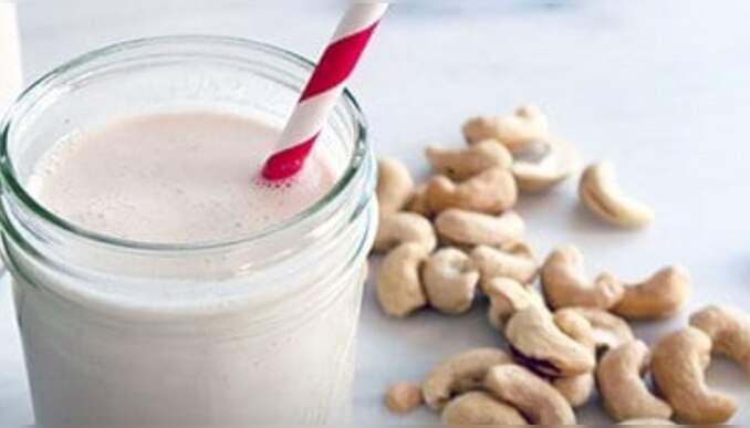 Cashews: പാലിനൊപ്പം കശുവണ്ടി; എല്ലുകൾക്ക് ലഭിക്കും കാരിരുമ്പിന്റെ കരുത്ത്!