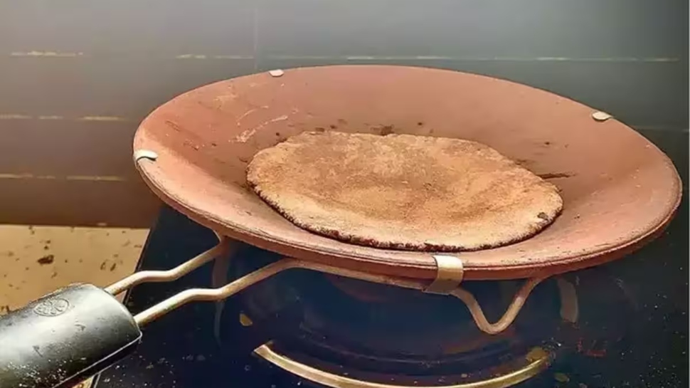 Clay Tawa: മൺപാത്രത്തിൽ പാകം ചെയ്ത ഭക്ഷണം കഴിക്കാം; ഈ രോഗങ്ങൾ അകറ്റാം Clay Tawa: മൺപാത്രത്തിൽ പാകം ചെയ്ത ഭക്ഷണം കഴിക്കാം; ഈ രോഗങ്ങൾ അകറ്റാം