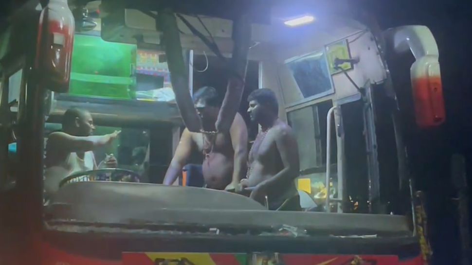 പത്തനംതിട്ടയിൽ ശബരിമല തീർഥാടകരുടെ ബസിന് നേരെ കല്ലേറ് പത്തനംതിട്ടയിൽ ശബരിമല തീർഥാടകരുടെ ബസിന് നേരെ കല്ലേറ്