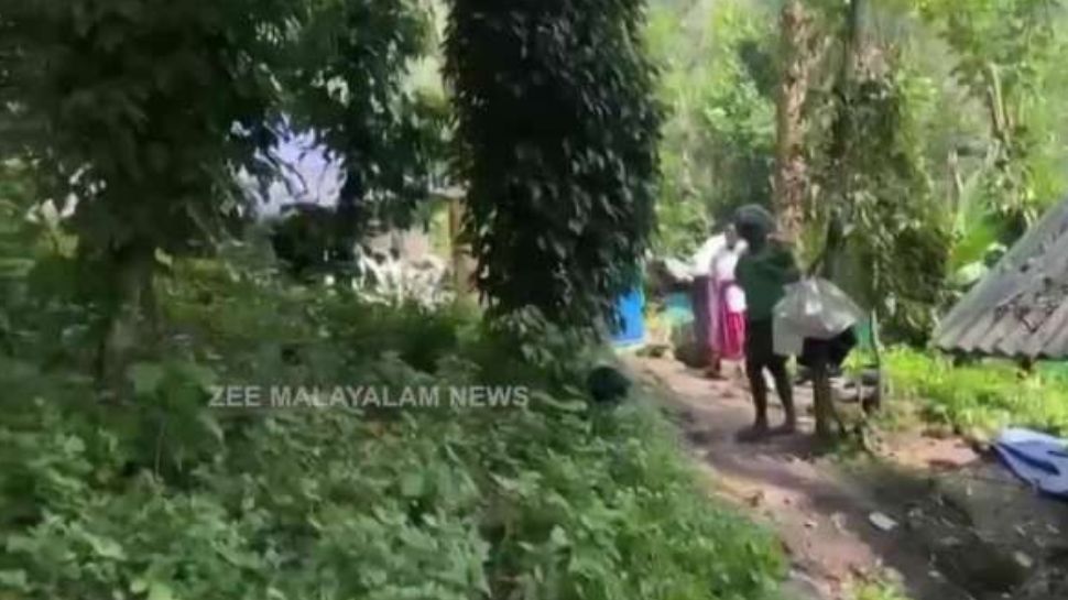Munnar Land Acquisition: മൂന്നാറിൽ വീണ്ടും ഒഴിപ്പിക്കൽ നടപടിയുമായി ദൗത്യ സംഘം; റോഡിൽ മരം വെട്ടിയിട്ട് ഗതാഗതം തടഞ്ഞ് നാട്ടുകാരുടെ പ്രതിഷേധം Munnar Land Acquisition: മൂന്നാറിൽ വീണ്ടും ഒഴിപ്പിക്കൽ നടപടിയുമായി ദൗത്യ സംഘം; റോഡിൽ മരം വെട്ടിയിട്ട് ഗതാഗതം തടഞ്ഞ് നാട്ടുകാരുടെ പ്രതിഷേധം