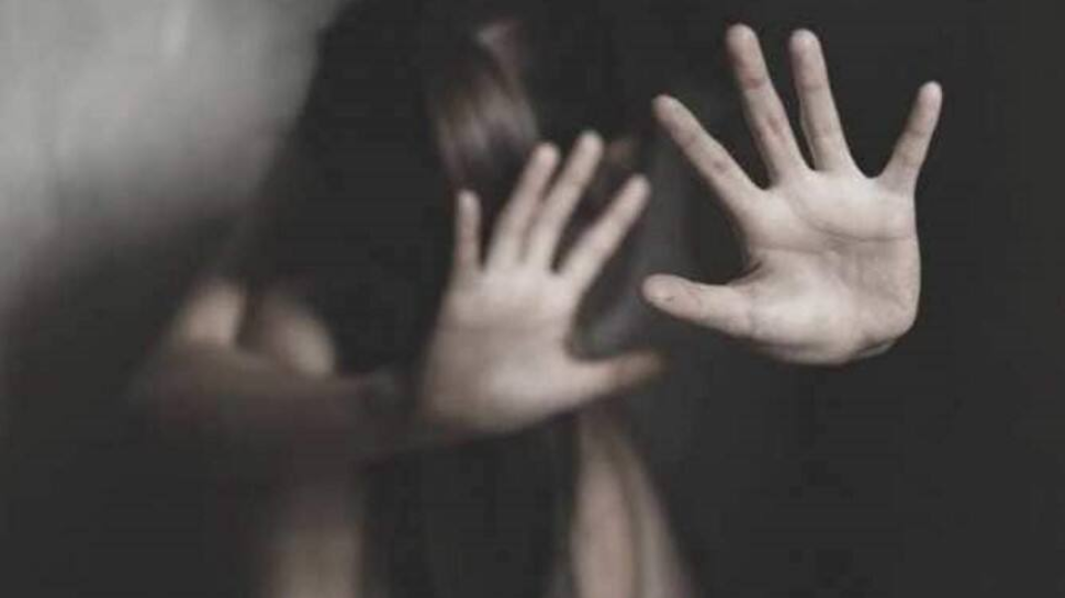 Rape Case: 7 വയസ്സുള്ള മകളെ പീഡിപ്പിക്കാൻ ഒത്താശ; അമ്മയ്ക്ക് 40 വർഷവും 6 മാസവും കഠിന തടവ് Rape Case: 7 വയസ്സുള്ള മകളെ പീഡിപ്പിക്കാൻ ഒത്താശ; അമ്മയ്ക്ക് 40 വർഷവും 6 മാസവും കഠിന തടവ്