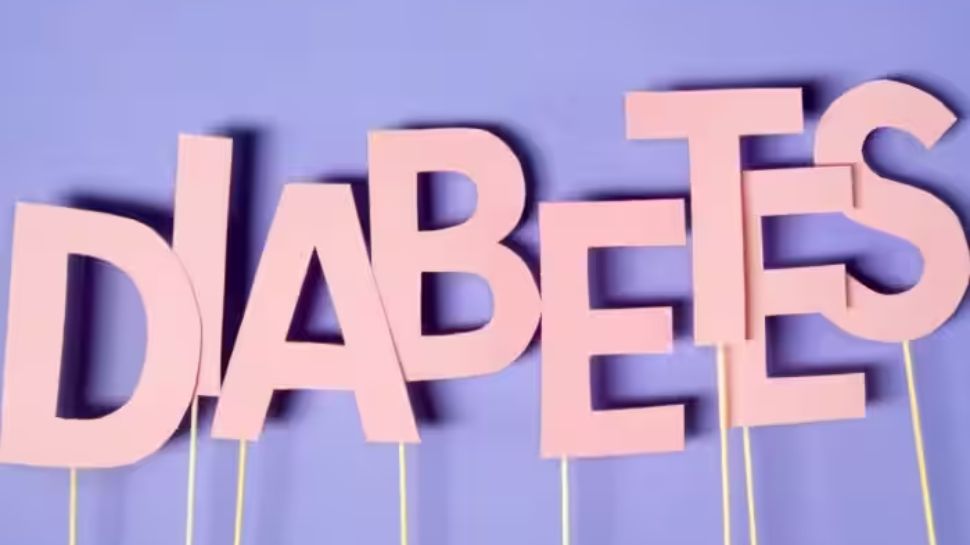 Diabetes Symptoms: ശൈത്യകാലത്ത് രക്തത്തിലെ പഞ്ചസാര വർധിക്കുന്നത് എന്തുകൊണ്ട്? ഇൻസുലിൻ അളവ് നിയന്ത്രിക്കാൻ ഈ വഴികൾ പരീക്ഷിക്കൂ Diabetes Symptoms: ശൈത്യകാലത്ത് രക്തത്തിലെ പഞ്ചസാര വർധിക്കുന്നത് എന്തുകൊണ്ട്? ഇൻസുലിൻ അളവ് നിയന്ത്രിക്കാൻ ഈ വഴികൾ പരീക്ഷിക്കൂ