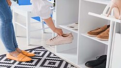 Footwear and Vastu: വീട്ടിനുള്ളില്‍ ചെരിപ്പ് ധരിക്കുന്നവര്‍ ഇക്കാര്യങ്ങള്‍ ശ്രദ്ധിക്കുക 