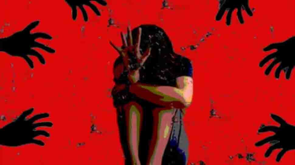 Karnataka Shocker : മകൻ പെൺകുട്ടിയുമായി ഒളിച്ചോടി; അമ്മയെ നഗ്നയാക്കി പോസ്റ്റിൽ കെട്ടിയിട്ട് പെൺകുട്ടിയുടെ ബന്ധുക്കൾ