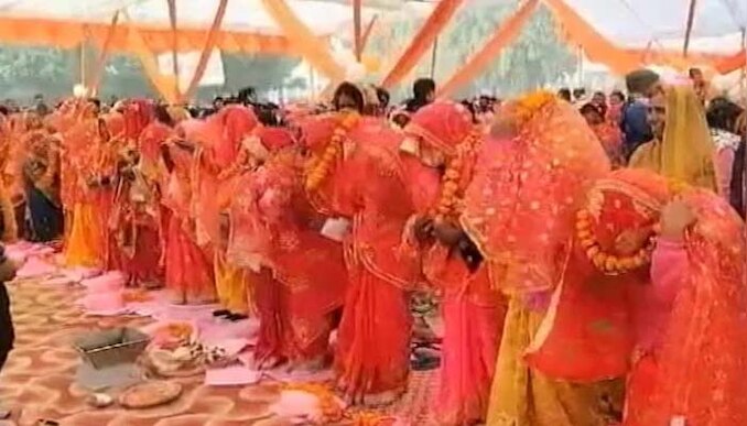 UP Massive Wedding: സമൂഹ വിവാഹത്തില്‍ വിവാഹിതരും!! വരനില്ല, സ്വയം താലി ചാർത്തി വധുക്കള്‍ 