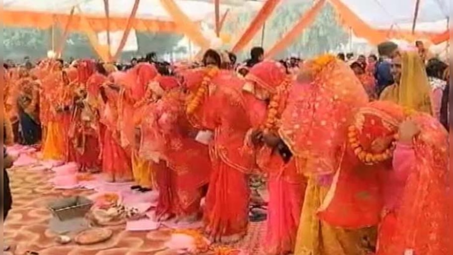 UP Massive Wedding: സമൂഹ വിവാഹത്തില്‍ വിവാഹിതരും!! വരനില്ല, സ്വയം താലി ചാർത്തി വധുക്കള്‍ 